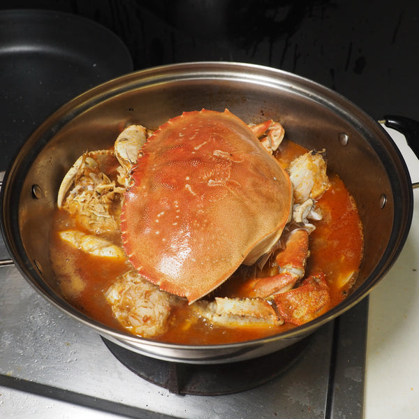 boiling dungeness crab with chilli sauce