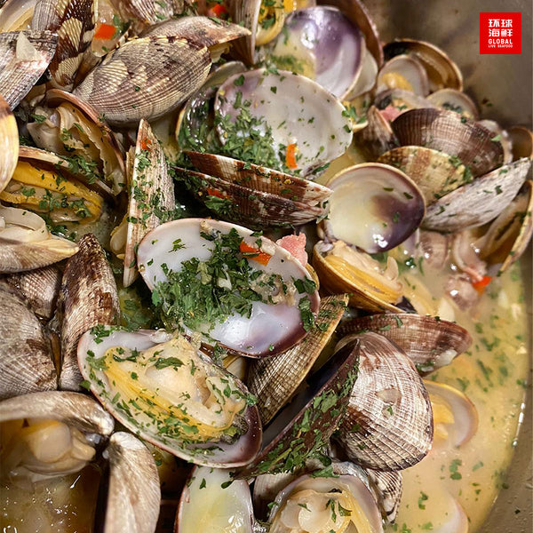 cooked manila clams with shells open